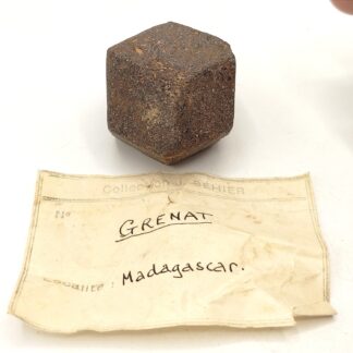 Cristal flottant de grenat, Madagascar, ex. Jean Béhier.