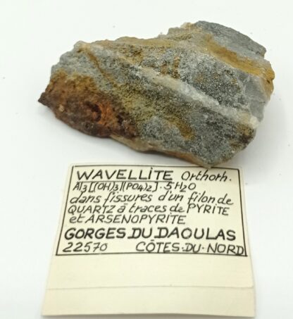 Wavellite et Pyrite, Gorges du Daoulas, Cotes-d’Armor, Bretagne.