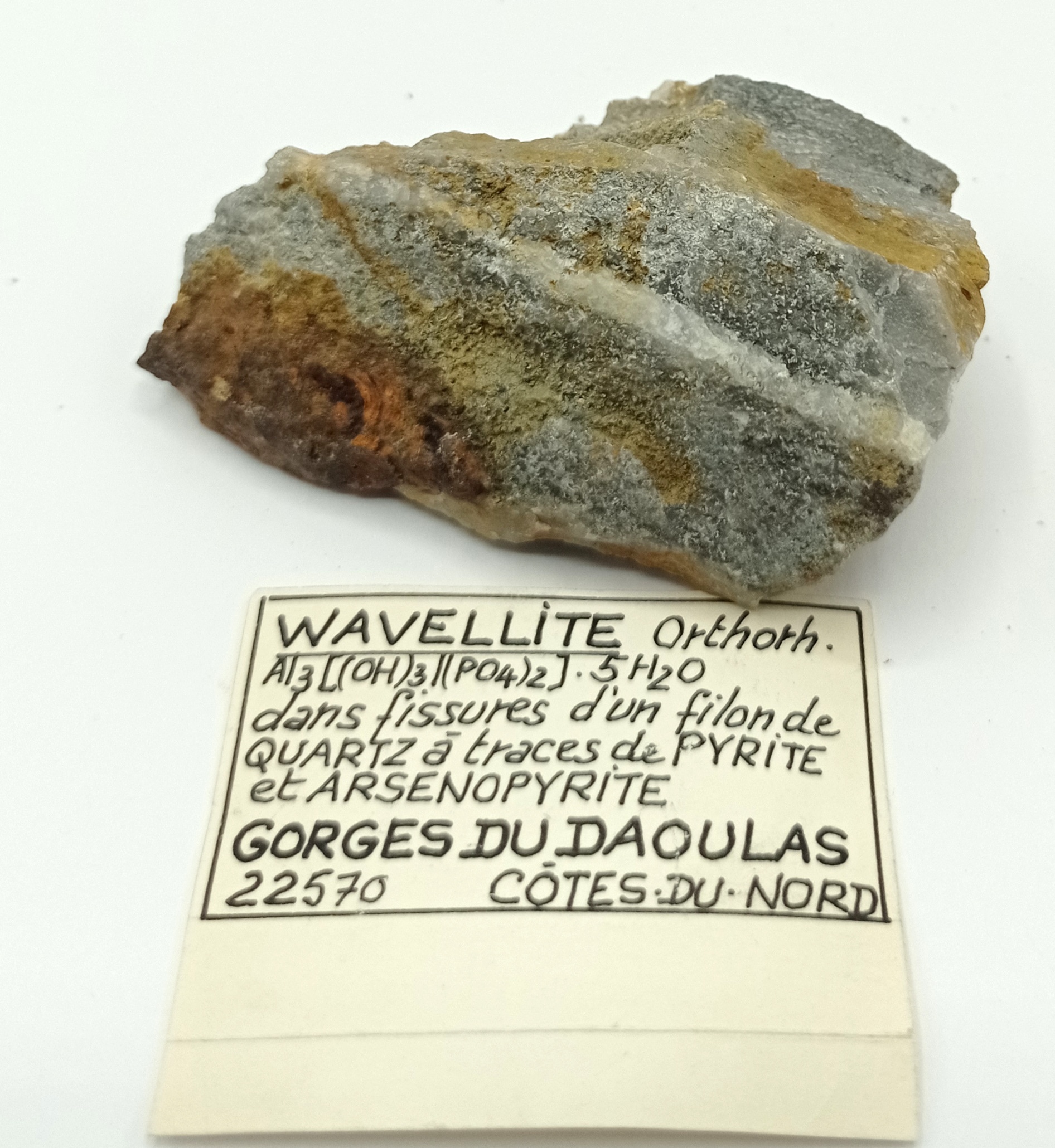 Wavellite et Pyrite, Gorges du Daoulas, Cotes-d’Armor, Bretagne.