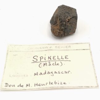 Cristal de spinelle en macle, Madagascar, ex. Jean Béhier.