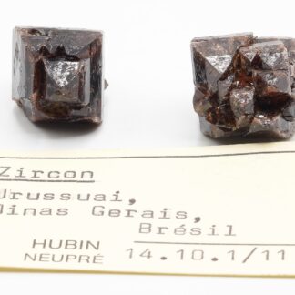 Zircon, 2 spécimens, Urussuai, Minas Gerais, Brésil.