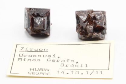 Zircon, 2 spécimens, Urussuai, Minas Gerais, Brésil.