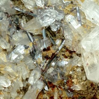 Rutile rouge sur Quartz, Chiamut, Grisons, Suisse.