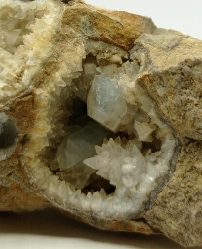 Célestine (Célestite) bleue et Calcite, Conliège, Lons-le-Saunier, Jura.