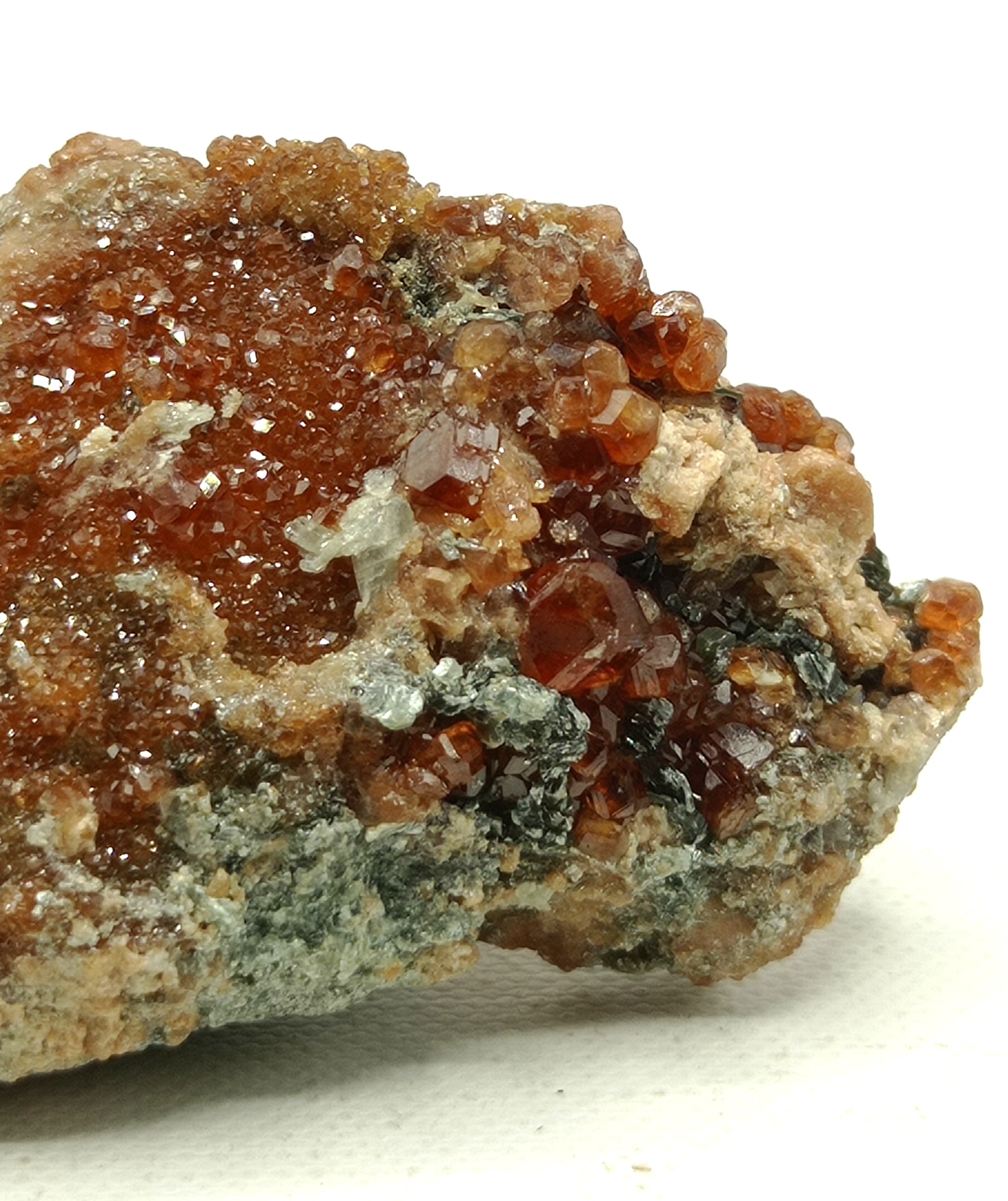 Grenat hessonite et Clinochlore, Val d’Ala, Italie.