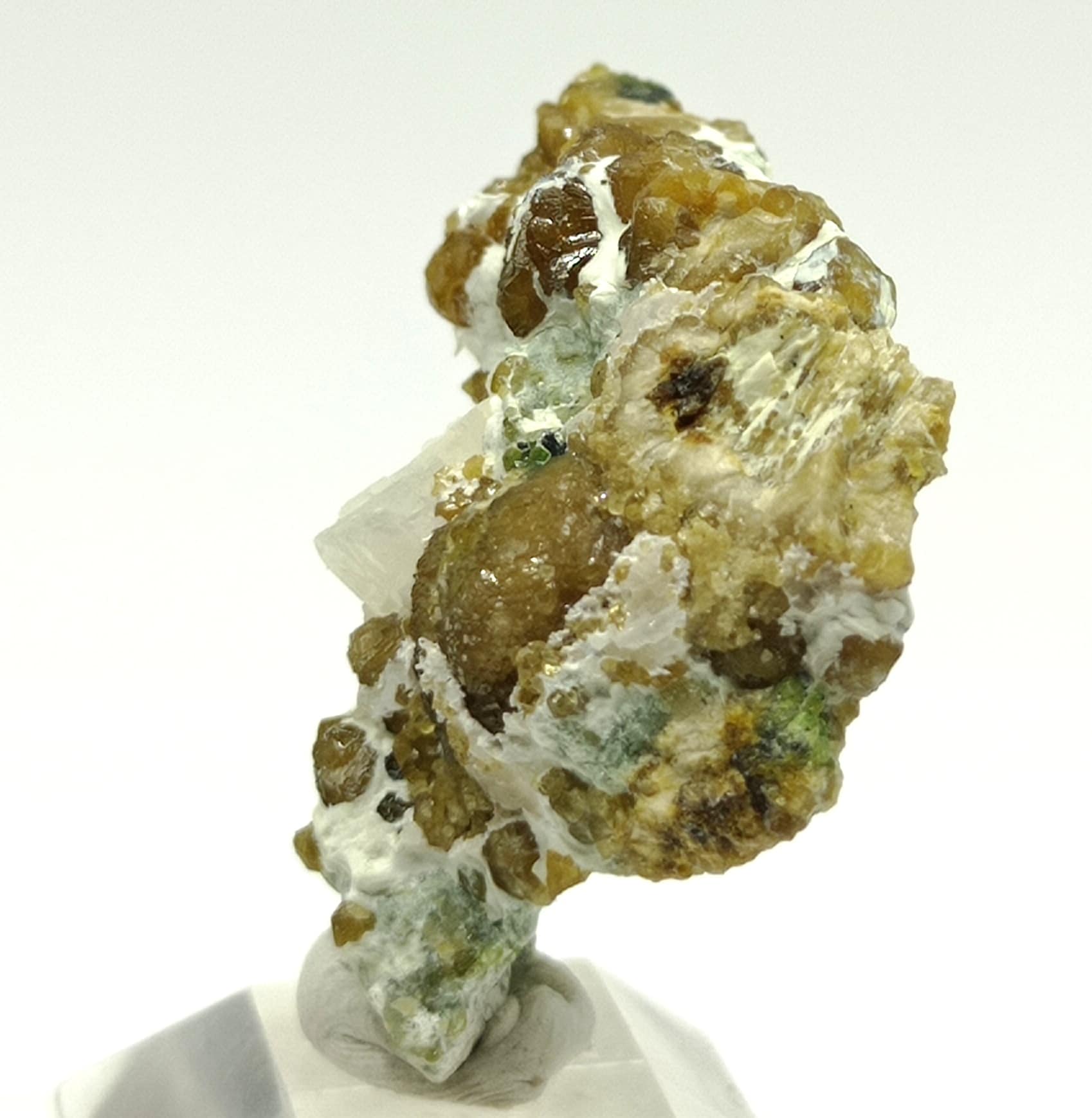 Grenat vert et Calcite, Zermatt, Valais, Suisse.