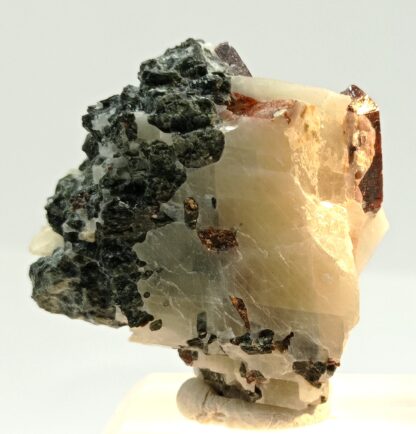 Zircon et Calcite, Andilamena, Madagascar.