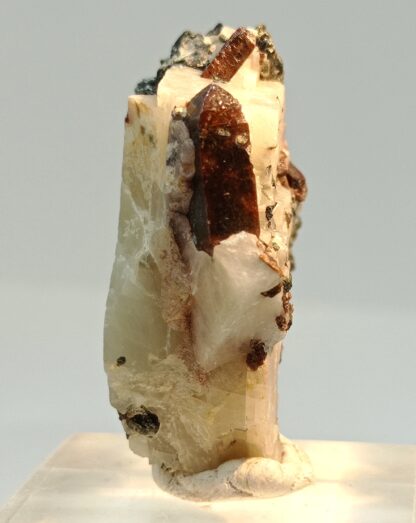 Zircon et Calcite, Andilamena, Madagascar.