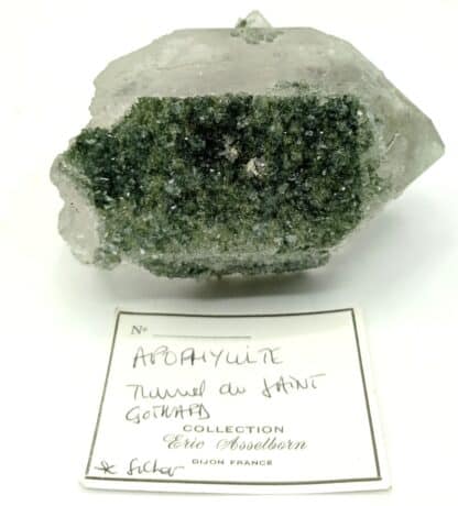 Apophyllite sur Quartz, Tunnel du Saint-Gothard, Suisse.