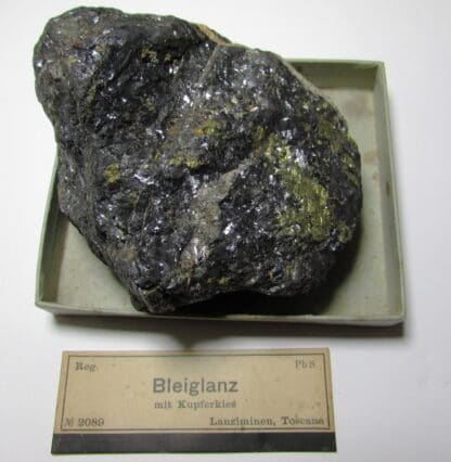 Galene-Bleiglanz-chalcopyrite-Kupferkies-Mines-de-Lanzi-Toscane-Italie