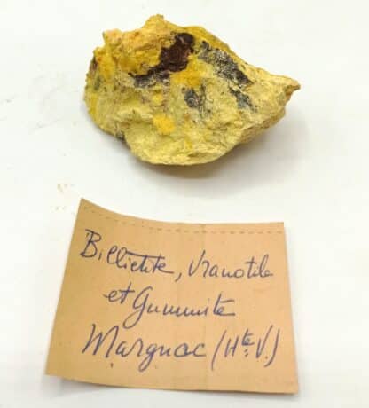 Billietite, Uranolite, et Gummite, Margnac, Haute-Vienne, Limousin.