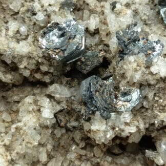 Hématite sur Quartz, La Fibbia, Saint-Gothard, Suisse.