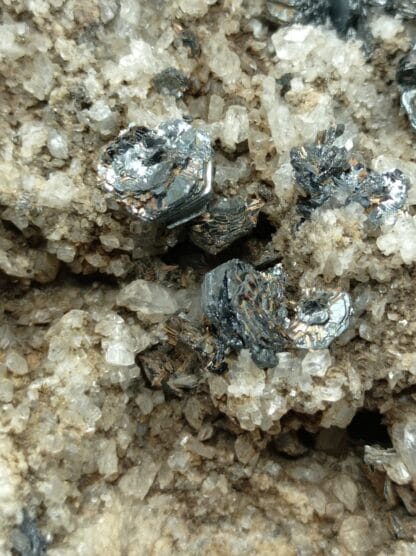 Hématite sur Quartz, La Fibbia, Saint-Gothard, Suisse.