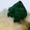 Pseudomorphose de chalcopyrite en malachite sur cristaux de dolomite, Eugui, Espagne.