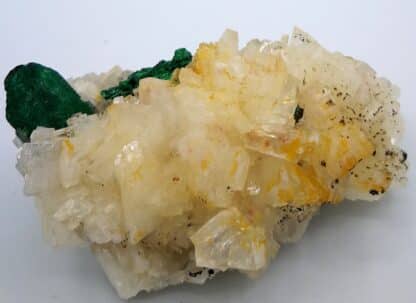 Pseudomorphose de chalcopyrite en malachite sur cristaux de dolomite, Eugui, Espagne.