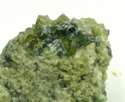 Idocrase (Vésuvianite), Glacier du Théodule, Zermatt, Suisse.