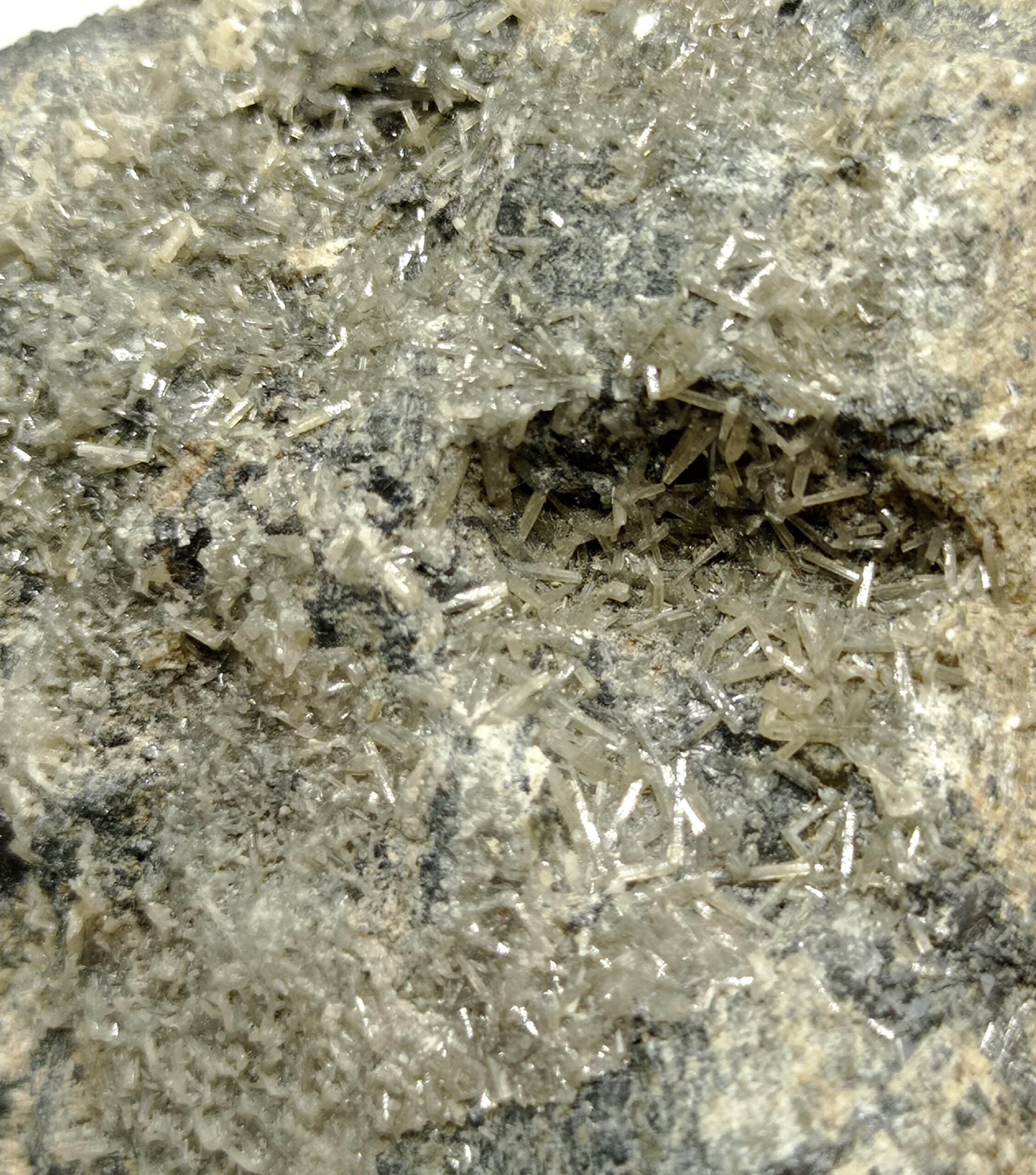 Pyromorphite blanche, Pranal, Pontgibaud, Puy-de-Dôme, Auvergne.