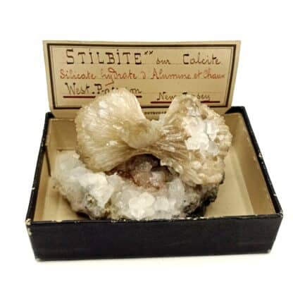 Stilbite sur Calcite, West Paterson, New Jersey, USA (États-Unis).