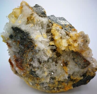 Dolomite sur Quartz, galerie Fontfraîche, Saint-Pierre-de-Mésage, Isère.