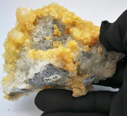 Dolomite sur Quartz, galerie Fontfraîche, Saint-Pierre-de-Mésage, Isère.