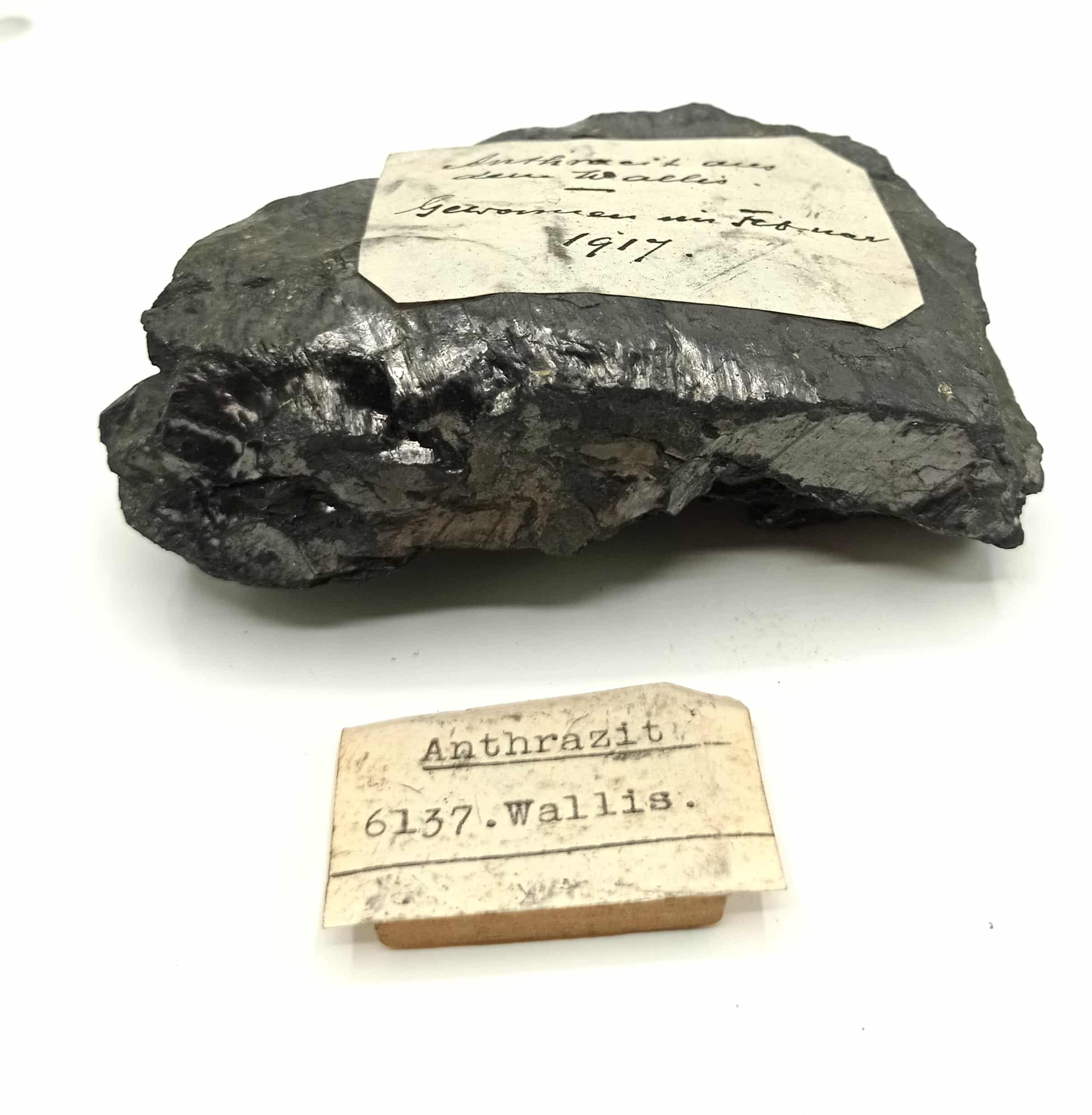 Anthrazit (Anthracite, Charbon), Wallis (Valais), Suisse.