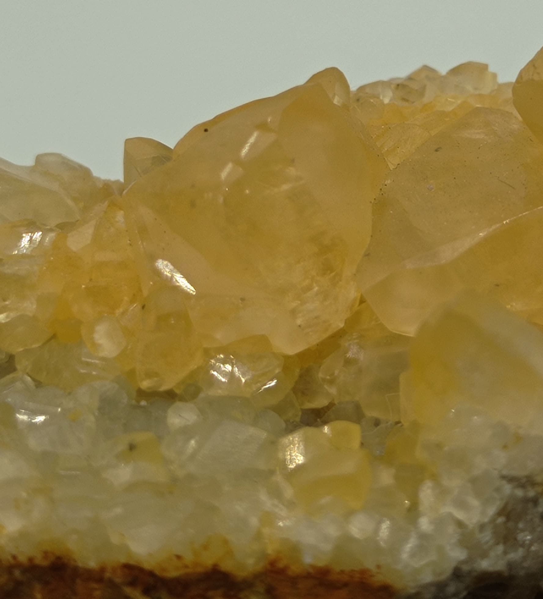 Calcite maclée, Landelies, Montigny-le-Tilleul, Hainaut, Belgique.