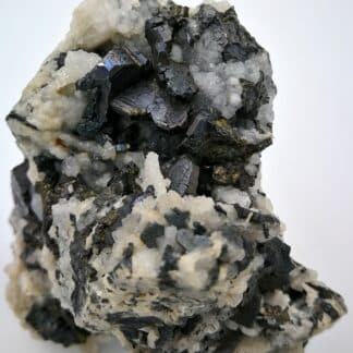 Cristaux de bournonite en cogwheel, galène, chalcopyrite et quartz, minéraux de la Herodsfoot mine, en Cornouailles, Royaume-Uni (UK).