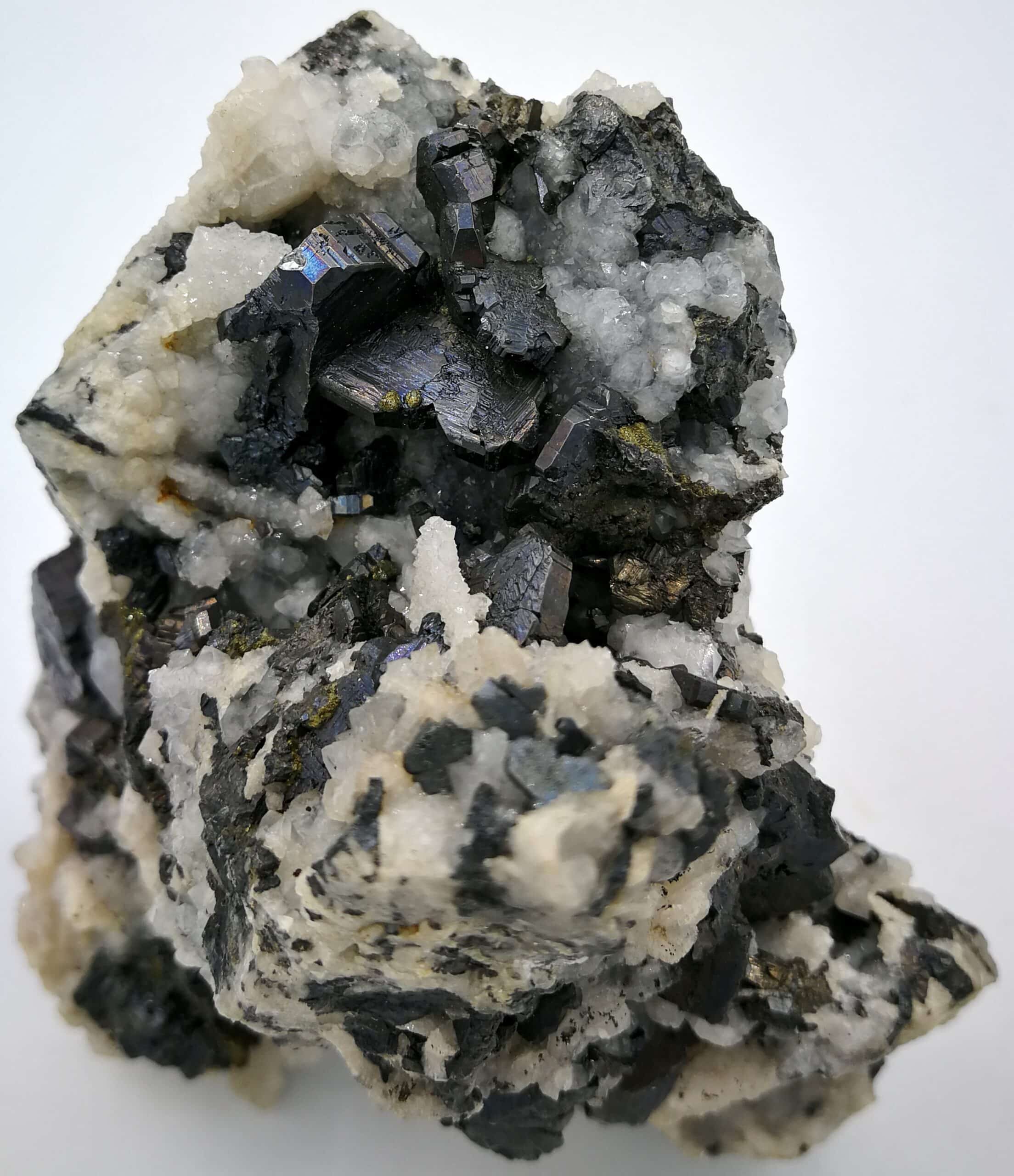 Cristaux de bournonite en cogwheel, galène, chalcopyrite et quartz, minéraux de la Herodsfoot mine, en Cornouailles, Royaume-Uni (UK).
