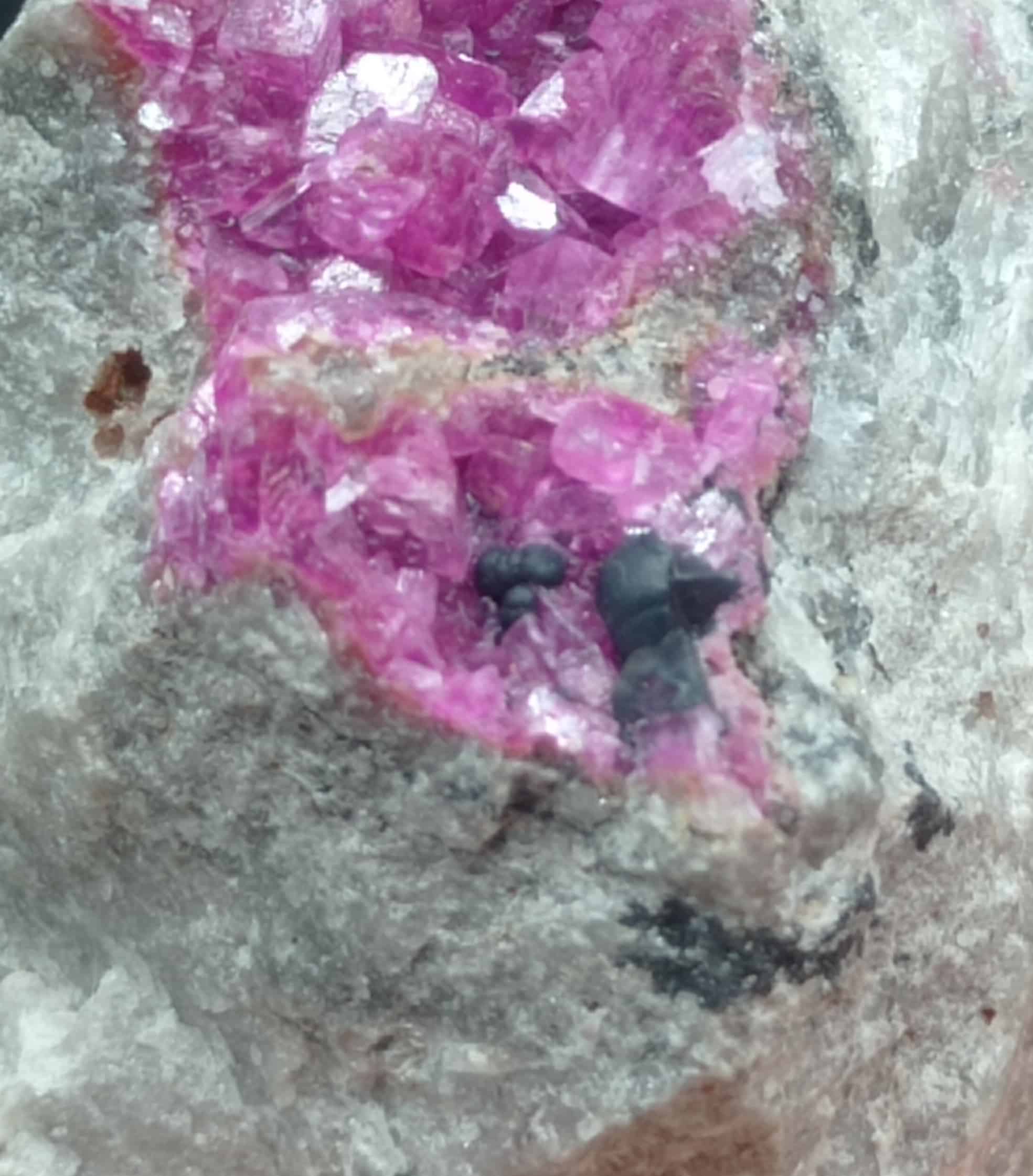 Cobaltocalcite et Goethite, Musonoï, Katanga, Congo (RDC).