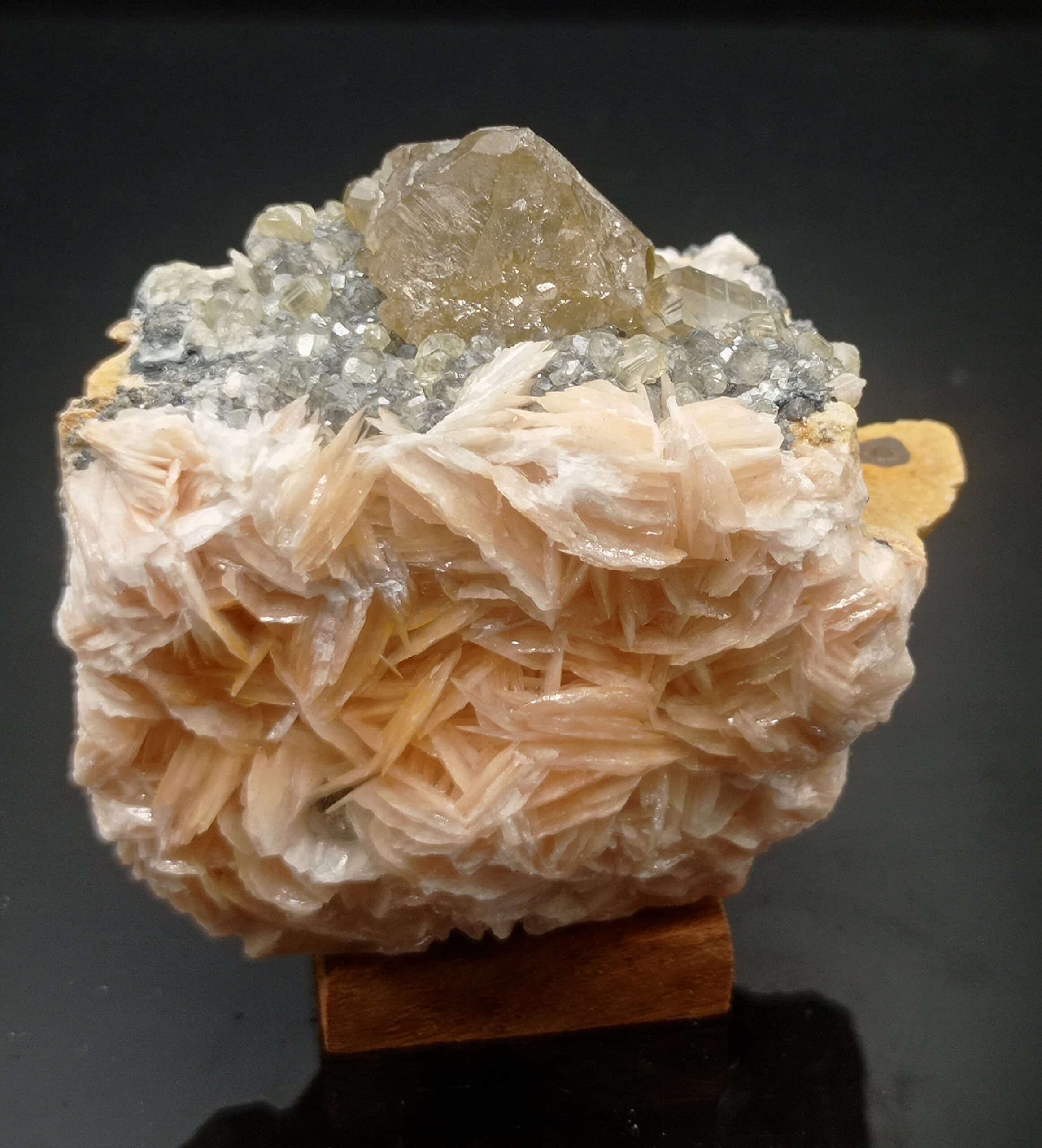 Cérusite sur Baryte, Touissit, Maroc.