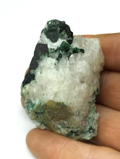 Erinite (Chalcophyllite) sur Quartz, Comté de Limerick, Irlande.