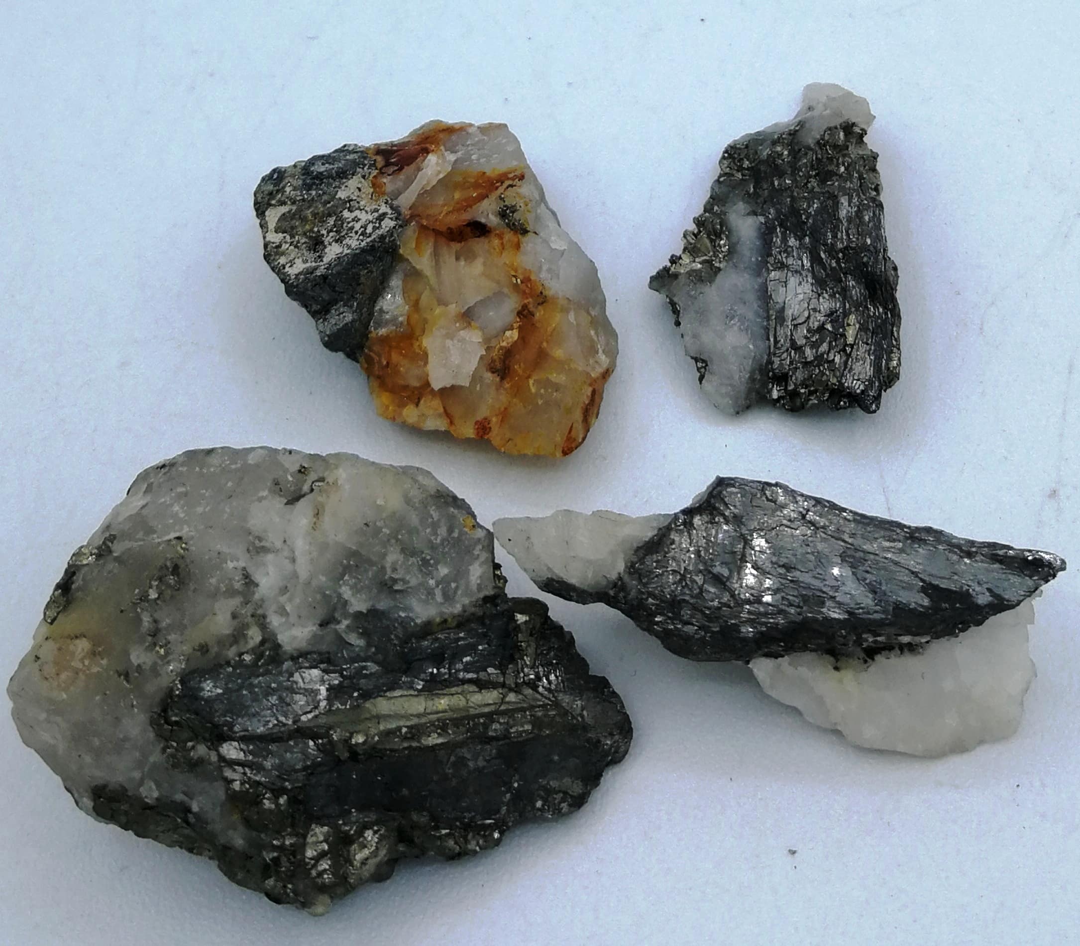 Lot de quatre bismuthinites, mine de La Grange, Meymac, Corrèze.