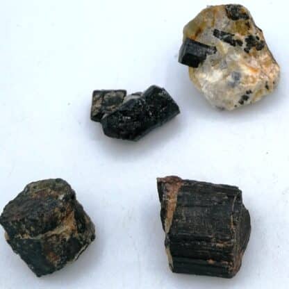 Lot de 4 tourmalines noires, Ax-Les-Thermes, Ariège.