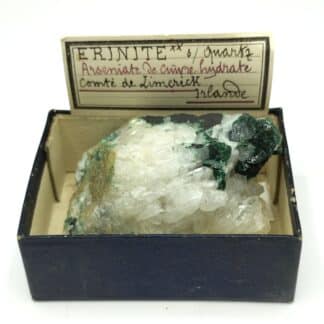 Erinite (Chalcophyllite) sur Quartz, Comté de Limerick, Irlande.
