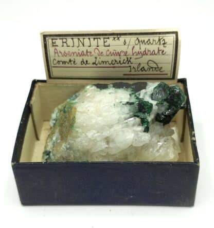 Erinite (Chalcophyllite) sur Quartz, Comté de Limerick, Irlande.