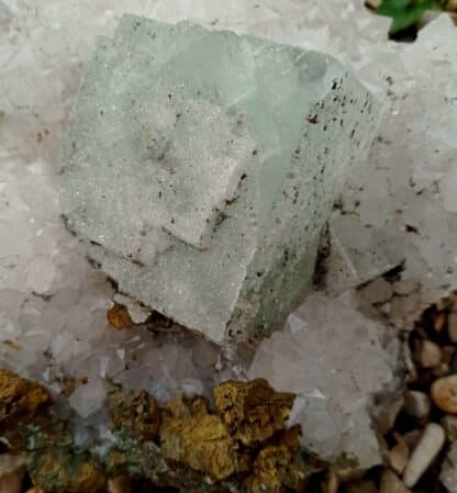 Fluorine, Quartz et Chalcopyrite, Le Burc (Burg), Tarn.