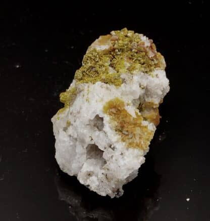 Pyromorphite sur Quartz, Mine des Farges, Ussel, Corrèze.