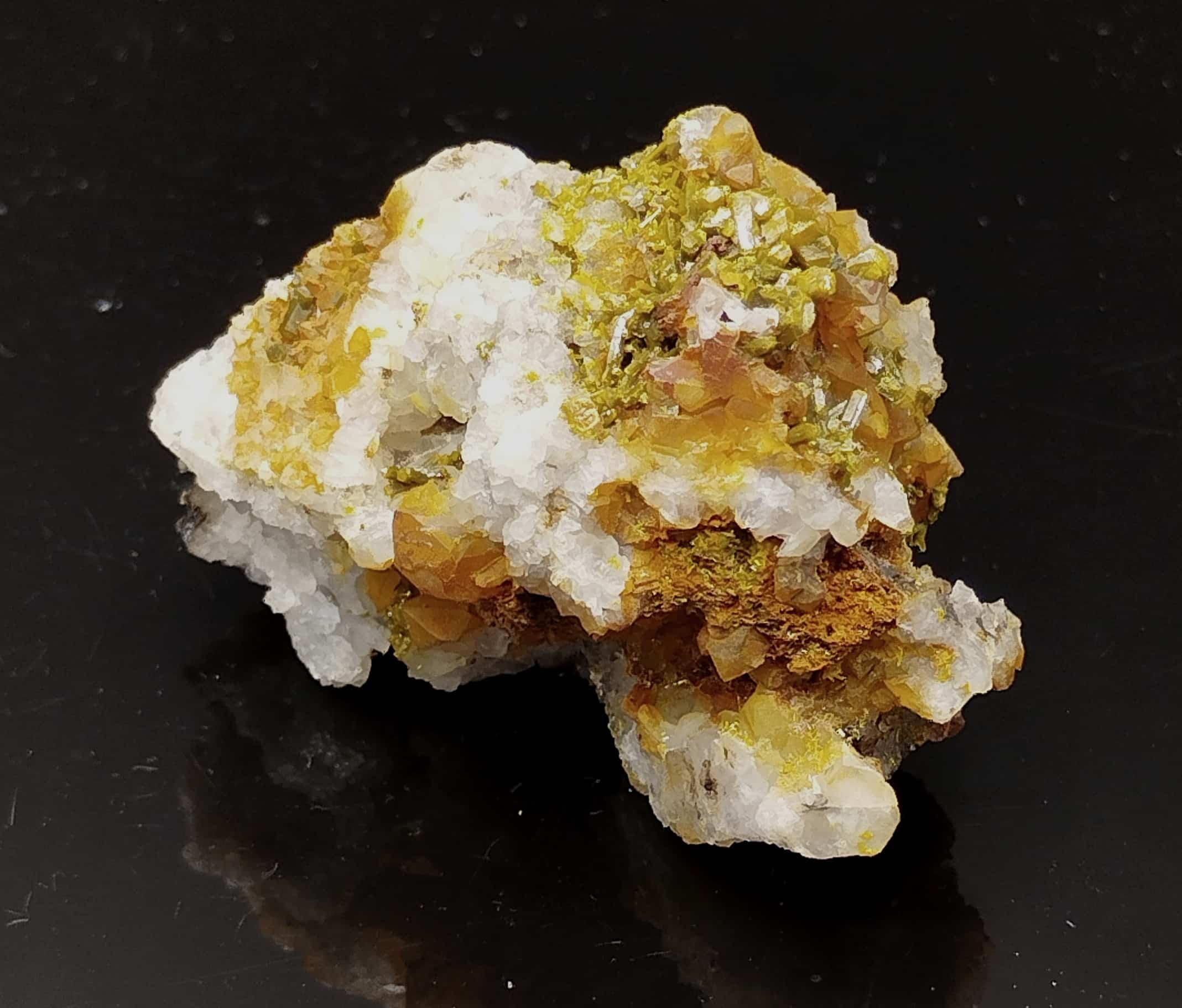 Pyromorphite sur Quartz, Mine des Farges, Ussel, Corrèze.