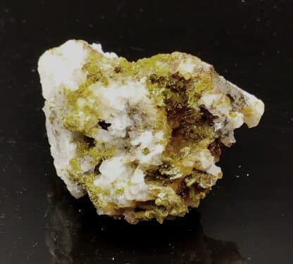 Pyromorphite sur Quartz, Mine des Farges, Ussel, Corrèze.