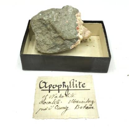 Apophyllite et Natrolite, Aussig (Ústí nad Labem), Tchéquie.