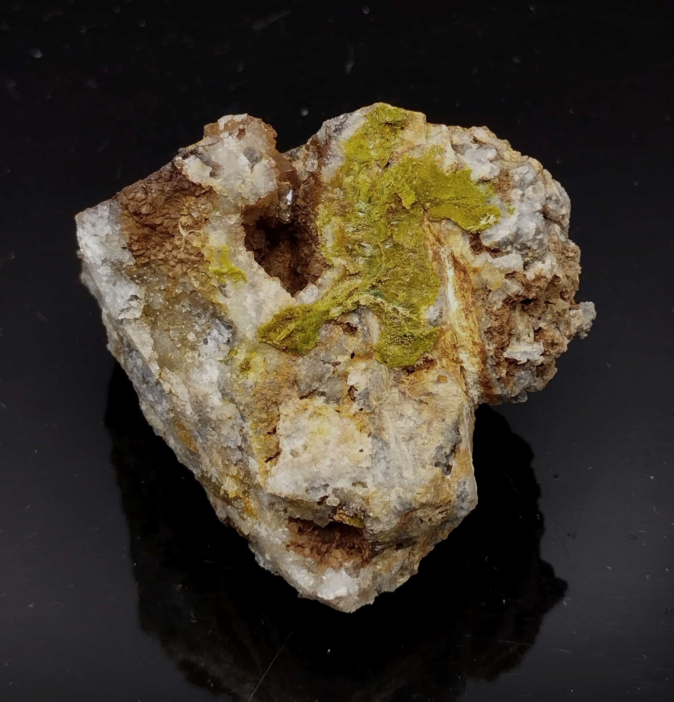 Pyromorphite, La Pierre de Neuvic, Neuvic-Entier, Haute-Vienne, Limousin.