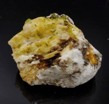 Pyromorphite sur Baryte, La Chanjourde, Ussel, Corrèze.