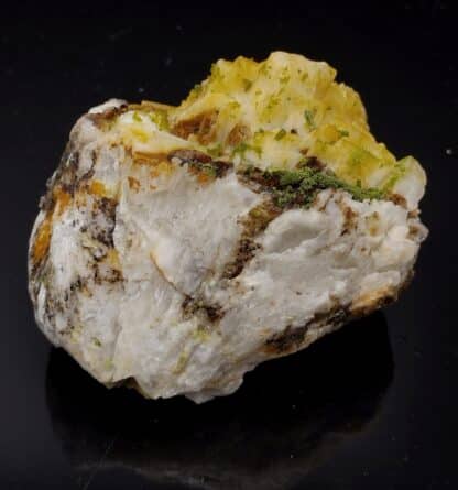 Pyromorphite sur Baryte, La Chanjourde, Ussel, Corrèze.