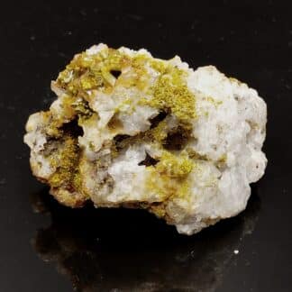 Pyromorphite sur Quartz, Mine des Farges, Ussel, Corrèze.