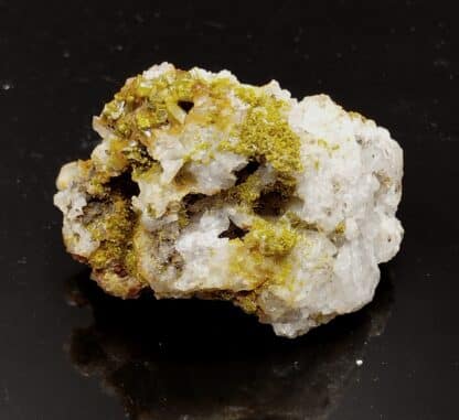 Pyromorphite sur Quartz, Mine des Farges, Ussel, Corrèze.