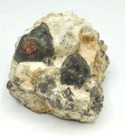 Grenat sur Quartz, Pont de la Gartempe, Bessines-sur-Gartempe, Haute-Vienne.