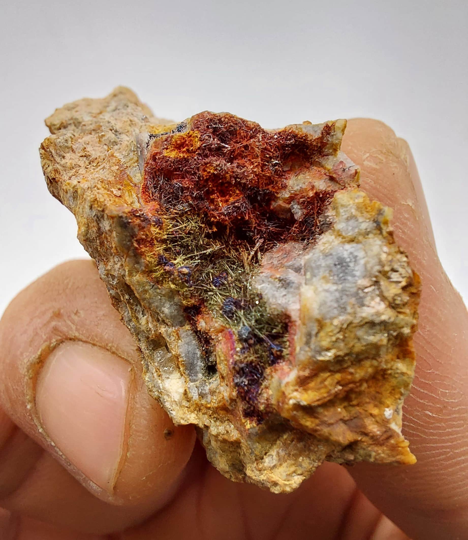 Metastibine et Stibine, mine d'Ouche, Massiac, Cantal.