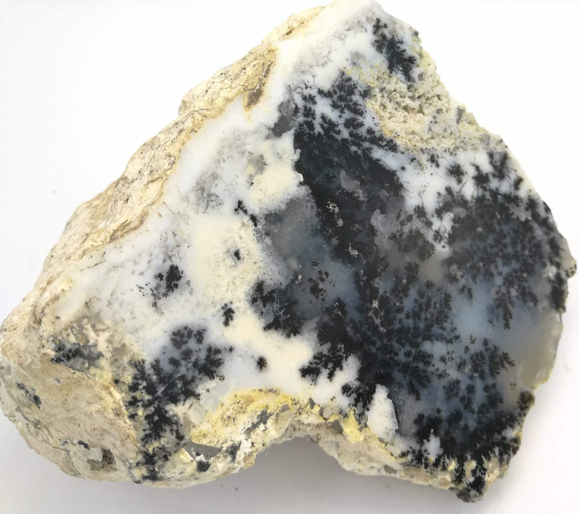 Quartz opalescent avec dendrites de Manganèse, Brésil.