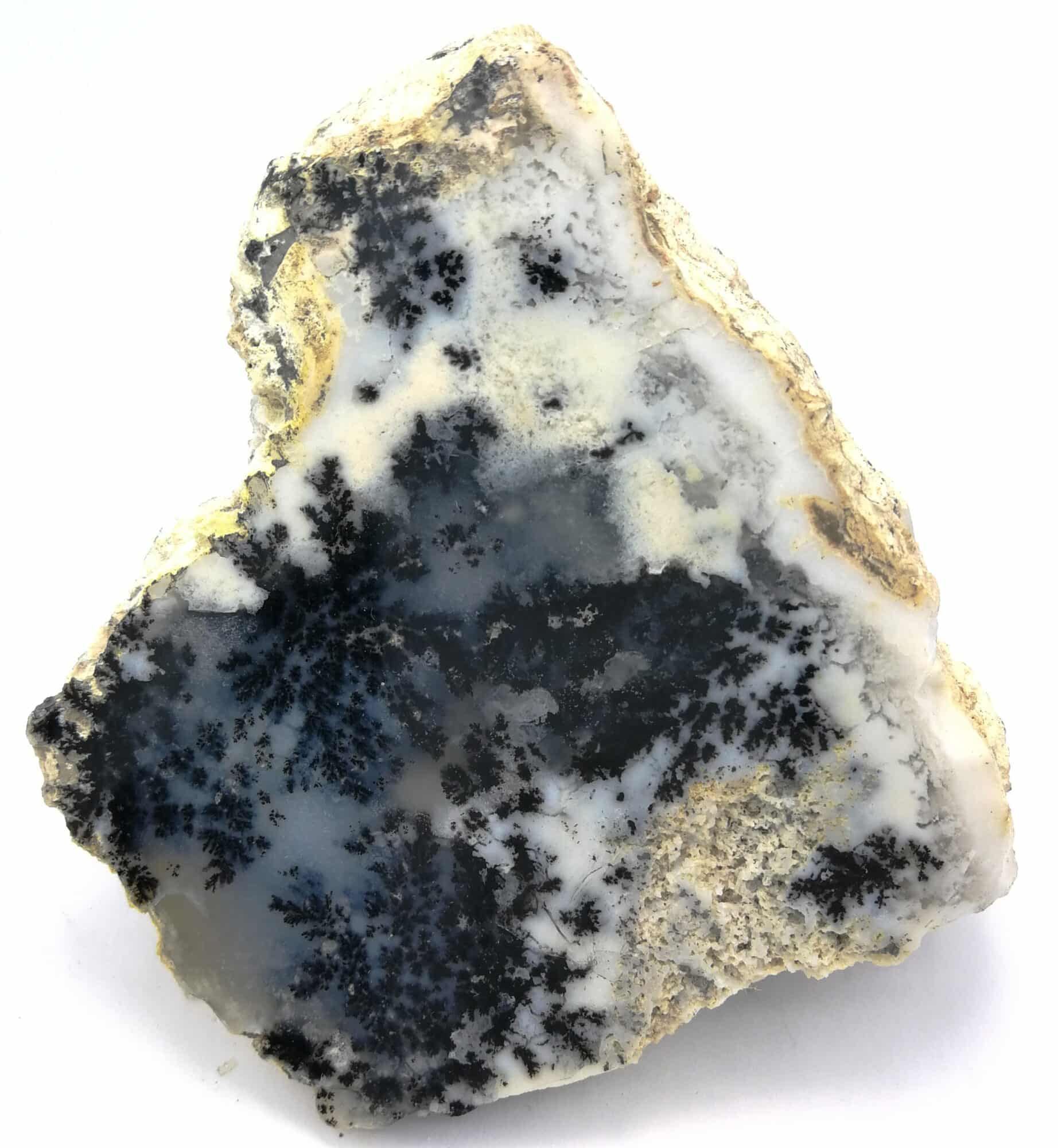 Quartz opalescent avec dendrites de Manganèse, Brésil.