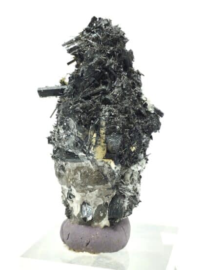 Tourmaline (Schorl) sur Quartz, Carrière Menou, Saint Salvy, Tarn.